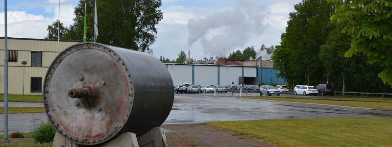 Äldre Yankeecylinder utanför Pauliströms pappersbruk. Foto: Bengt Oberger/Wikimedia Commons