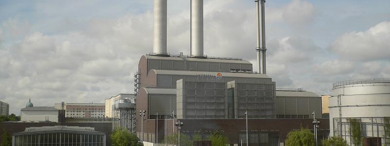 Heizkraftwerk Mitte (kraftvärmeverk för samtidig produktion av el och värme), med floden Spree i förgrunden, beläget i stadsdelen Berlin-Mitte, Tyskland. Foto: Wikipedia Common Lic, kredit: Georg Slickers