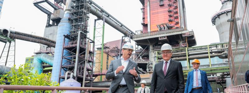 Tyska presidenten Steinmeier (med mörk kostym) besöker ett av Thyssenkrupps stålverk. Foto:Thyssenkrupp