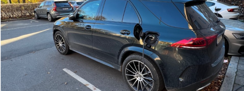 Bildtext: Eltörstig SUV laddas i Stockholm. Finns det risk för att Sverige kan gå Schweiz’ väg och förbjuda elbilar vid vissa tidpunkter ?
Foto: John Hardwick