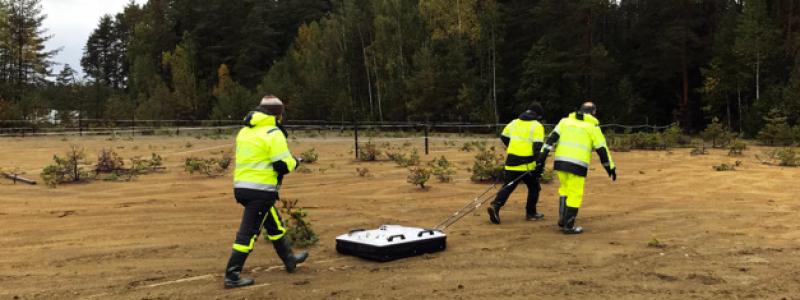 SGU:s georadarsystem i användning vid Källfallet. En operatör kan dra systemet och sköta datainsamlingen.Foto: Mehrdad Bastani/SGU