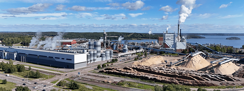 Enligt företaget kommer investeringen att ”lyfta  containerboardprodukten Billerud Flute till ny nivå” då den möjliggör förbättrad ”styrka, jämnhet och hållbarhet”. Pappersbruket i Gruvön. Foto: Billerud