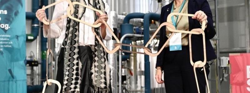 Malin Frenning, vd RISE och Anna-Britta Åkerlind, kommunstyrelsens ordförande i Örnsköldsvik kopplar ihop en symbolisk värdekedja vid invigningen av RISE nya pilothall för bioraffinaderi. Foto: RISE