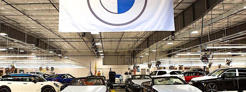 Bilden visar BMW:s leveranscentral i München. Trots flera nya utmaningar har BMW en fortsatt stark investeringsstrategi. Under första kvartalet 2024 investerade företaget två komma tre miljarder euro i framtida modeller och innovationer. För året förväntar sig BMW att generera ett fritt kassaflöde på över fyra miljarder euro inom sin fordonssegment​. Foto: BMW