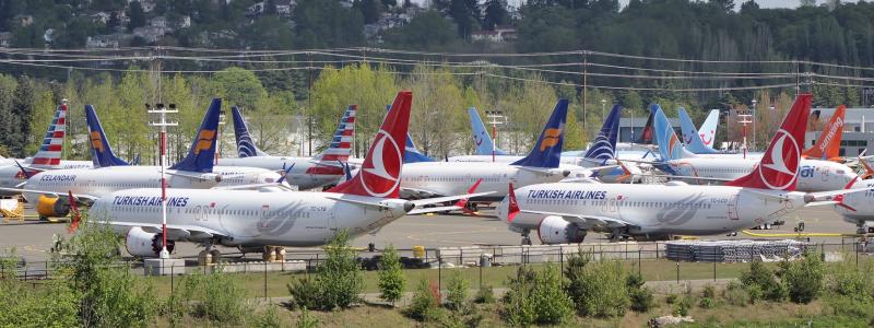 Några av de tiotals Boeing 737 MAX-flygplan som inte levererats och som parkerats vid Boeing Field i Seattle, USA efter att modellen stoppats, 2019. Bilden är tagen från South Park Bridge. Foto: Wikipedia Common, Kredit: CC BY-SA 4.0.