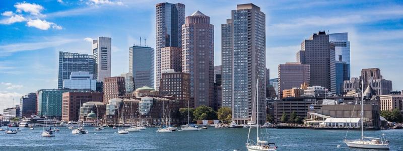 Boston och Cambridge, som ligger på andra sidan Charles River, är hem för flera framstående universitet, såsom MIT, Harvard och Boston University. Här finns också sju av de tio största forskningssjukhusen i USA samt många riskkapitalbolag i Kendall Square. Foto: Creative Commons Lic, kredit: usmc0491