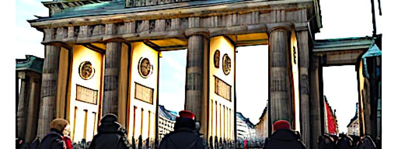 Brandenburger Tot i Berlin. En "geoekonomisk fragmentering" mellan världsekonomierna, har utlöst en kedjereaktion i utbud och efterfrågan. Coronaviruspandemin och det efterföljande kriget har ytterligare förvärrat en redan spända situation. Arkivbild