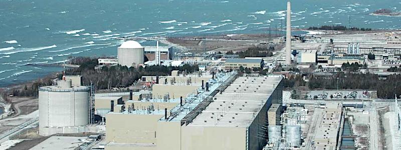 Bruce kärnkraftverk (Kanada), en av de största kärnkraftsanläggningarna i drift i världen. Flygfoto av Bruce kärnkraftverk nära Kincardine i Ontario. Foto av Chuck Szmurlo publicerad avi Wikipedia Commons.
