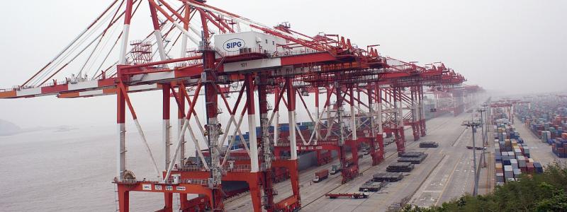 Kina, Kanada och Mexiko har samtliga förberett sig med motåtgärder när tullarna nu träder i kraft. Hamnterminal i Shanghai. Foto: Bruno Corpet (Quoique)/Wikimedia Commons