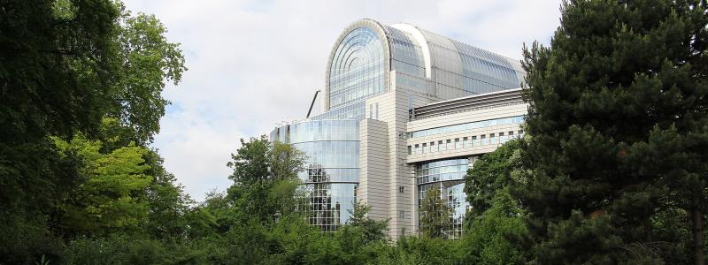 Europaparlamentets gigantbygge i Bryssel. ESG-direktivet härifrån hotar nu den fria företagsamheten, en grundbult i ett fritt näringsliv och i vår demokrati.  Foto: Wikimedia Commons/Fred Romero, Paris