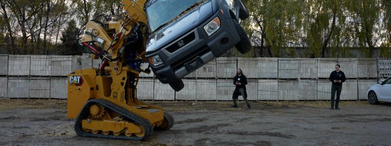 Efter tre års arbete presenterar James Hobsons team en verklig version av P-5000 Power Loader. Den använder ett bandgående chassi istället för filmens tvåbenta design, vilket visar hur fantasifulla filmkoncept kan inspirera verkliga teknologiska framsteg. Foto: Cloudberry Communications AB