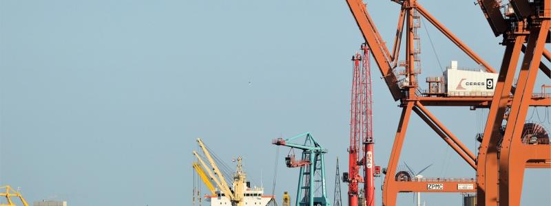 Stiltje i tysk exporthamn. Utan omfattande reformer kan landet förlora ytterligare konkurrenskraft på den internationella marknaden. För att bryta utvecklingen behöver politiken satsa på strategiska tillväxtområden som innovation, digitalisering och infrastruktur. Foto: Public Domain Kredit. Pixabay