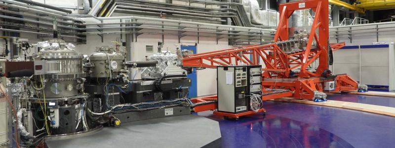 Genom att använda en spektrometer, som visar materialets elektroniska och strukturella egenskaper på atomnivå kunde forskarna upptäcka laddningsfluktuationer i kuprater och bekräfta förekomsten av en kvantkritisk punkt. Detta genom att analysera de röntgenstrålar som spreds från materialet. På bilden ser man spektrometern ERIXS vid European Synchrotron Radiation Facility i Grenoble, som är utvecklad i samarbete med Politecnico i Milano och har världsrekordet i energiupplösning. Foto: Chalmers