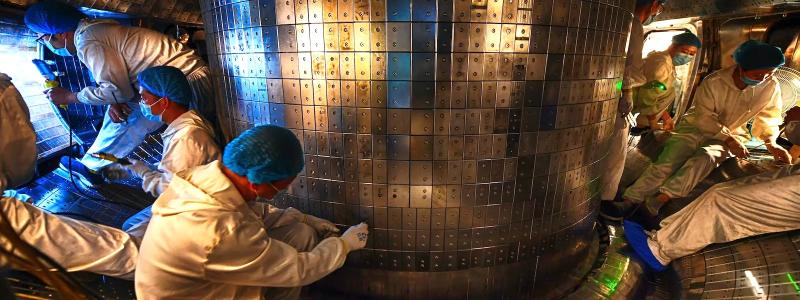 Forskare arbetar hårt med Kinas EAST-fusionsreaktor. FOTO: Xinhua