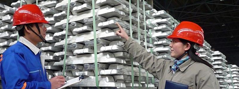 Tekniker genomför kvalitetskontroller på aluminiumtackor för export vid Aluminium Corporation of Chinas filial i Guangxi. Foto: VCG