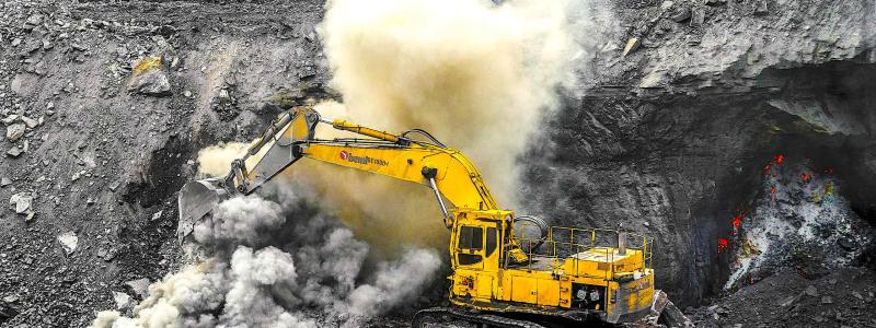 Kolfältet Jharia i Indien med rök och brinnande glöd som kommer från den underjordiska kolfältsbranden. Elden har brunnit i nästan ett sekel och fördrivit eller äventyrat hälsan för 100-tals tusentals människor.  Foto: Wikipedia Common. Kredit: TripodStories- AB