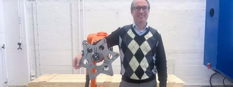 Fredrik Malmgren, VD för Cognibotics, bredvid en industrirobotkalibreringsanordning. Foto: Cognibotics