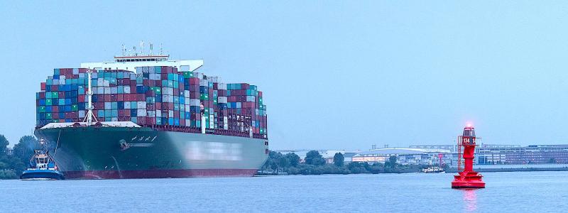 Fartyg med container lämnar Hamburgs hamn, kanske mot USA. Foto: Hamburg Port Authority