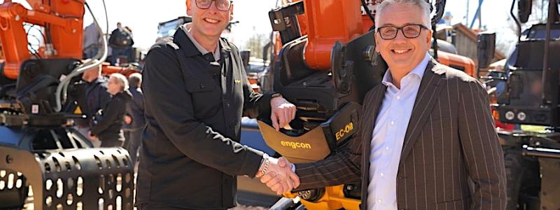Krister Blomgren (vd Engcon, t.v.) och Francesco Quaranta (vd HCME). Foto: Engcon