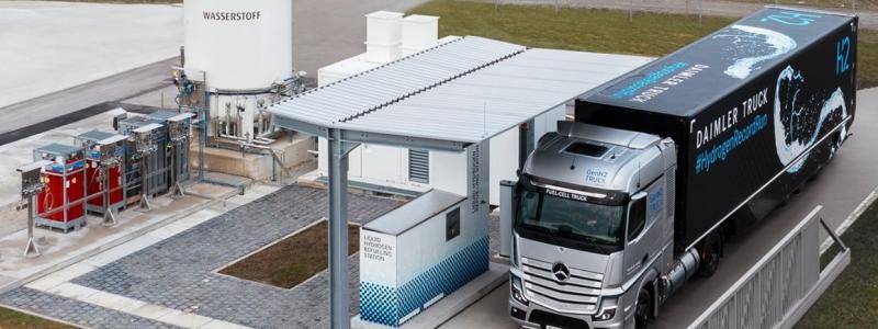 Vätgasdriven lastbil tankas. Källa: Daimler Benz