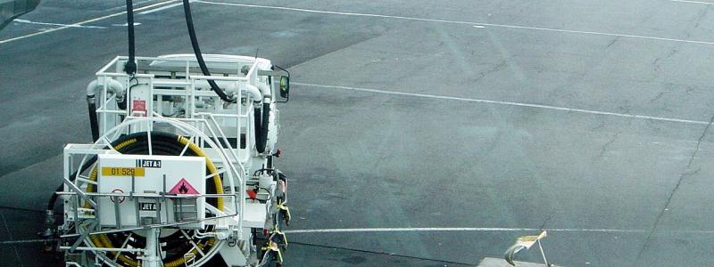 Tankning av flygbränsle. Foto: David Monniaux/Wikimedia Commons