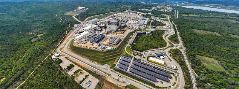 Internationella termonukleära experimentreaktorn (ITER) är en experimentell anläggning som byggs i Cadarache, Frankrike. Projektet är ett samarbete mellan flera länder, däribland EU, Japan, Kina, USA, Sydkorea och Indien, och syftar till att driva forskning om fusion. Reaktorn, som planeras att användas i ungefär 20 år, kommer att vara cylinderformad och kallas för en tokamak. Den mäter 24 meter i höjd och 30 meter i bredd.  Foto: ITER Organization/EJF Riche