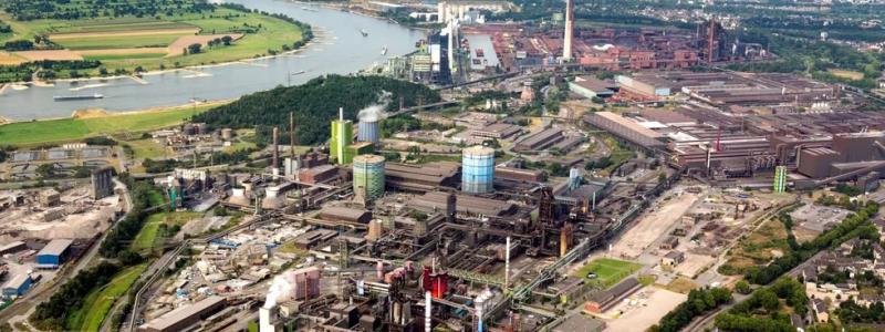 Stålverket i Duisburg. Trots motgångarna är Duisburgprojektet en viktig del av Tysklands och EU:s planer för att minska utsläppen från industrin. Stålsektorn står idag för omkring sju procent av världens koldioxidutsläpp, och omställningen till vätgasbaserad produktion ses som avgörande för att nå klimatmålen. Foto: Thyssenkrupp