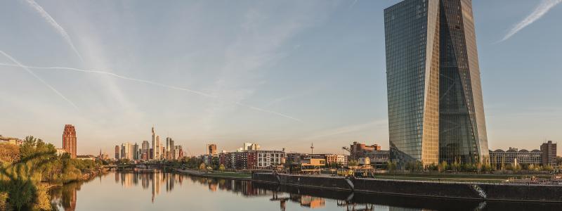 Europeiska centralbankens högkvarter (till höger i bilden) och Frankfurts silhuett i gryningen, sett från väster. Foto: Wikipedia Common Lic, kredit: DXR