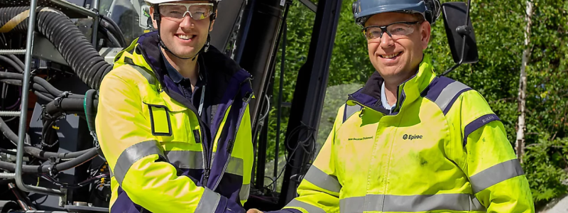 Johan Eliasson, Project Manager Skanska Industrial Solutions AB och Peter Beckman, Business Line Manager Epiroc Sweden framför SmartROC T35 E. Foto: Epiroc