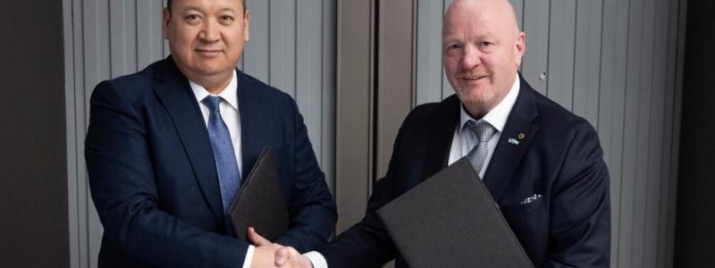 Jouni Jääskeläinen, vd för Epse (till höger), och Jusipbek Kazbekov, biträdande minister för ekologi, miljöskydd och klimatförändringar i Uzbekistan. Foto: Espe Technology