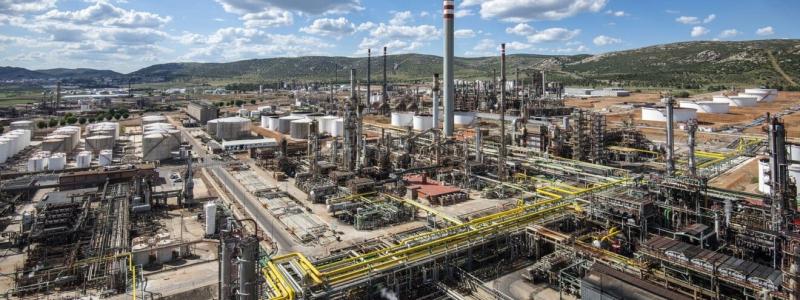 Den planerade anläggningen låg bara tio kilometer från Repsols raffinaderikomplex i Puertollano (bilden), och bolaget var också tänkt att bli den enda köparen av den producerade vätgasen. Transporten av vätgasmolekylerna skulle ha skett via en särskild rörledning direkt till raffinaderiet.  Foto: Repsol - Europa Press