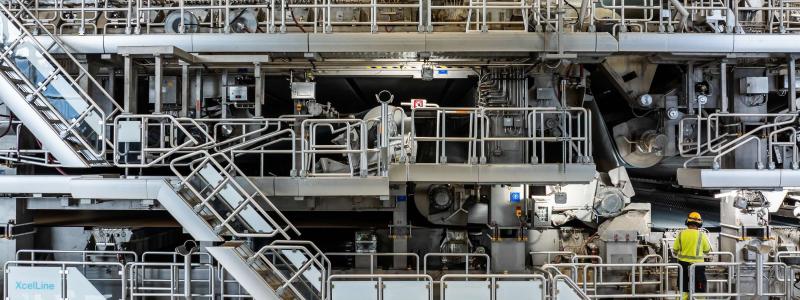 Produktionen baseras till stor del på inhemska råvaror – främst massaved från privata skogsägare i Finland, smådimensionerat virke samt sågverksflis. Restprodukter som bark och spån används för energiproduktion, och den biovärme som alstras levereras även till fjärrvärmenätet i Uleåborg. Foto: Stora Enso