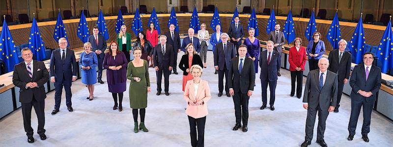 Europeiska kommissionens medlemmar samlade i samma bild. Kommissionen har också aviserat att en tredje auktionsomgång om vätgas är planerad till slutet av 2025, med ytterligare en miljard euro i potten. Syftet är att stärka utvecklingen av grön vätgas som en nyckelteknik i omställningen av Europas energisystem. Foto: Europeiska Kommissionen