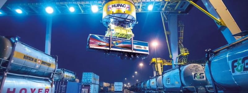 Intermodala godstransporter i en europeisk järnvägsterminal. Flera transportorganisationer varnar EU för att längre och tyngre lastbilar kan minska järnvägens konkurrenskraft. Foto: Hupac.