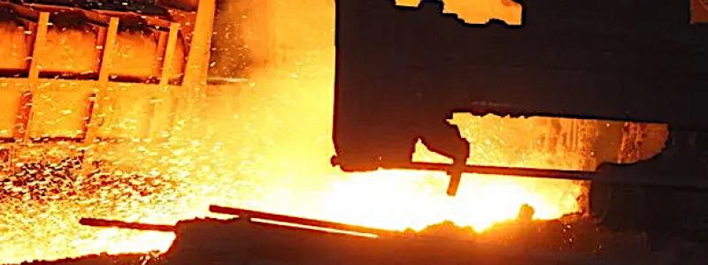 Bilden visar smält järn som produceras med FINEX-processen. Om företaget Posco (tidigare Pohang Iron and Steel Company) är ett av Sydkoreas största industriföretag och en av världens största stålproducenter. Bolaget grundades 1968 och har sitt huvudkontor i Pohang. Posco är känt för att ha utvecklat innovativa produktionsmetoder, däribland FINEX-processen, som syftar till att minska miljöpåverkan från ståltillverkning. Företaget är också aktivt inom grön omställning och har investeringar i vätgas, förnybar energi och miljövänliga material. Foto: POSCO