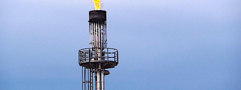 Oljeflamma vid raffinaderi. Foto: Creative Commons Lic. Kredit: Ratfink1973