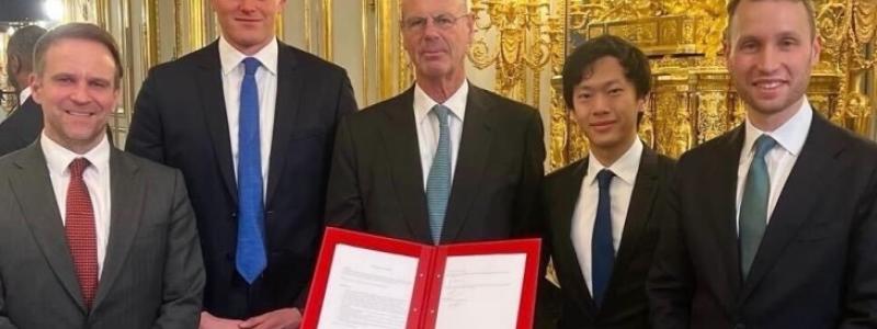 Tillkännagivet vid AI Action Summit i Paris, under ledning av president Emmanuel Macron, undertecknades samförståndsavtalet av Frankrikes minister för ekonomi, finans samt industriell och digital suveränitet, Eric Lombard, Frankrikes minister för industri och energi, Marc Feracci, samt Fluidstacks medgrundare och president, César Maklary. Foto: Fluidstack/César Maklary