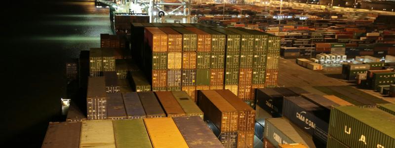 Containers i hamn lastas. Foto: Bernd Dittrich/Unsplash