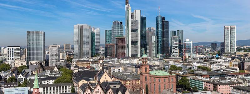 Tyska bank- och börsmetropolen Frankfurts historiska centrum med Frankfurts skyline i bakgrunden. Foto: Wikipedia Common, kredit: Thomas Wolf,