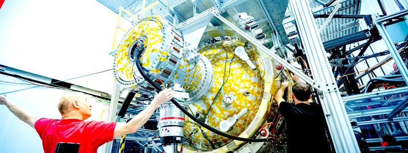 General Fusion designar och bygger LM26, en integrerad demonstration av företagets MTF-teknologi, för att uppnå fusionsförhållanden på över 100 miljoner grader Celsius senast 2025 och göra framsteg mot vetenskaplig energibalansering till 2026. Tidigare uppnådde General Fusion symmetrisk kompression av en fast litiumring – ett nödvändigt steg för att skala upp LM26-kompressionssystemet. Foto: General Fusion