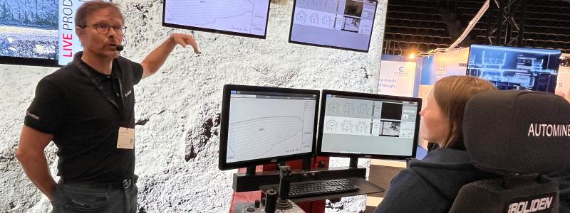 Severi Eerola, produktionschef på Sandvik, demonstrerade fjärrstyrd ytborrning vid Bolidens Kevitsagruva i Finland med hjälp av Sandvikens AutoMine®-system. Det skedde i en monter på Euro Mine Expo i Skellefteå och vid spakarna satt Jonna Anttilla som kunde styra borriggen som befann sig 60 mil bort. Foto: Conventus/Anders Carlsson