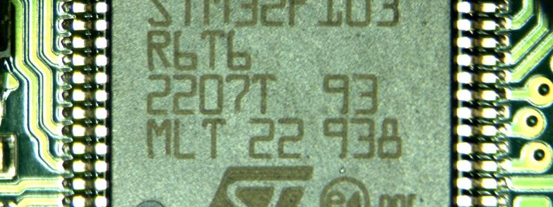 Mikrokontroller av STMicroelectronics. Foto: Gololutoj/Wikimedia Commons