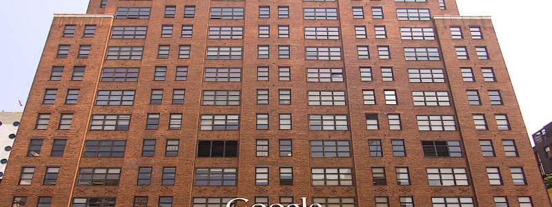 Googles kontorsbyggnad i New York rymmer företagets största annonsförsäljningsteam. Ett fotografi av fasaden mot Ninth Avenue på 111 Eighth Avenue i Chelseadistriktet på Manhattan. Bilden visar Googles nyligen tillagda företagslogotyp – företaget är nuvarande ägare och största hyresgäst i byggnaden vid tiden då fotografiet togs. Foto: Wikipedia Common. Kredit: Scott Roy Atwood –
