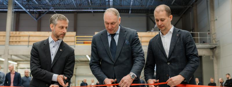 På bilden från vänster: Andreas Nordin, COO, Hanza, Oleg Karpikov, vice borgmästare, Narva, Liivar Kongi, klusterpresident Baltikum, Hanza. Foto: Hanza 