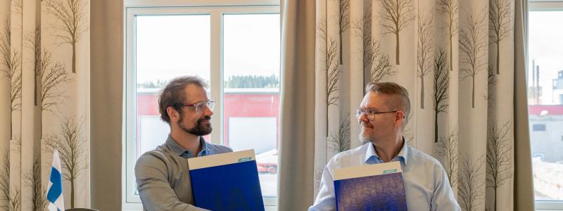 Thomas Haiduga, sågverkschef i Hissmofors, och Kari Puustinen, försäljningschef på Jartek. Foto: Norra Timber