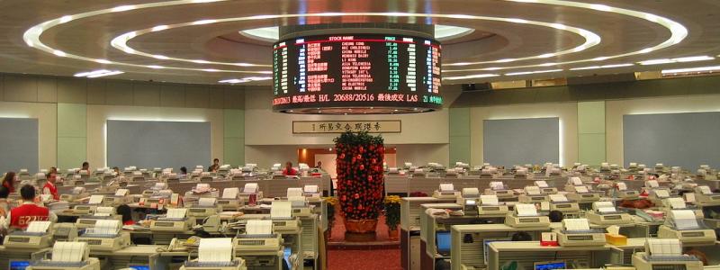 Börsen i Hongkong.The Stock Exchange of Hong Kong Limited, handelslobbyn. Foto: Wikipedia Common. kredit: Wing
