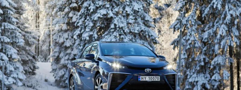 En reklambild av en Toyota Mirai i snön, under fordonets lansering i Norge och Sverige.Foto: Toyota
