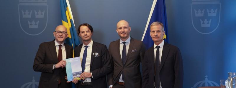 Johan Britz (Minister), Balder Hagert (Head of Projects, KNXT), John Ahlberg (CSO, KNXT), Karl Thedéen (CEO Studsvik) Foto: Knxt