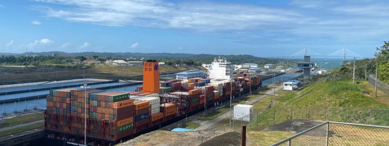 Peru kommer med den nya hamnen kunna ta emot de största containerfartygen i världen. På bilden containerfartyg i Panamakanalen. Foto: Simon Matthis