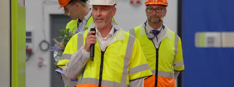 Johan Andersson, kommunstyrelsens ordförande i Eslöv och Lars Gorissen, CEO Nordzucker, klipper bandet vid invigningen på Örtofta sockerfabrik den 21 augusti 2024. Foto: Nordic Sugar